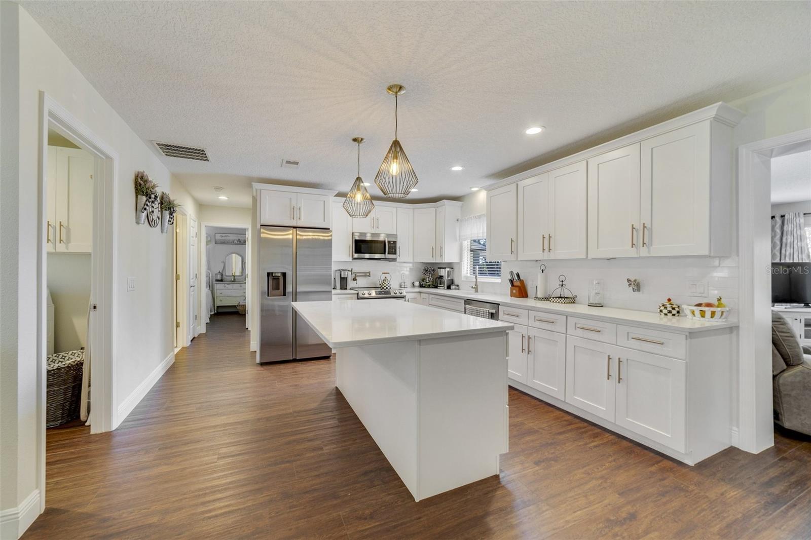 2136 TOPPING PLACE
