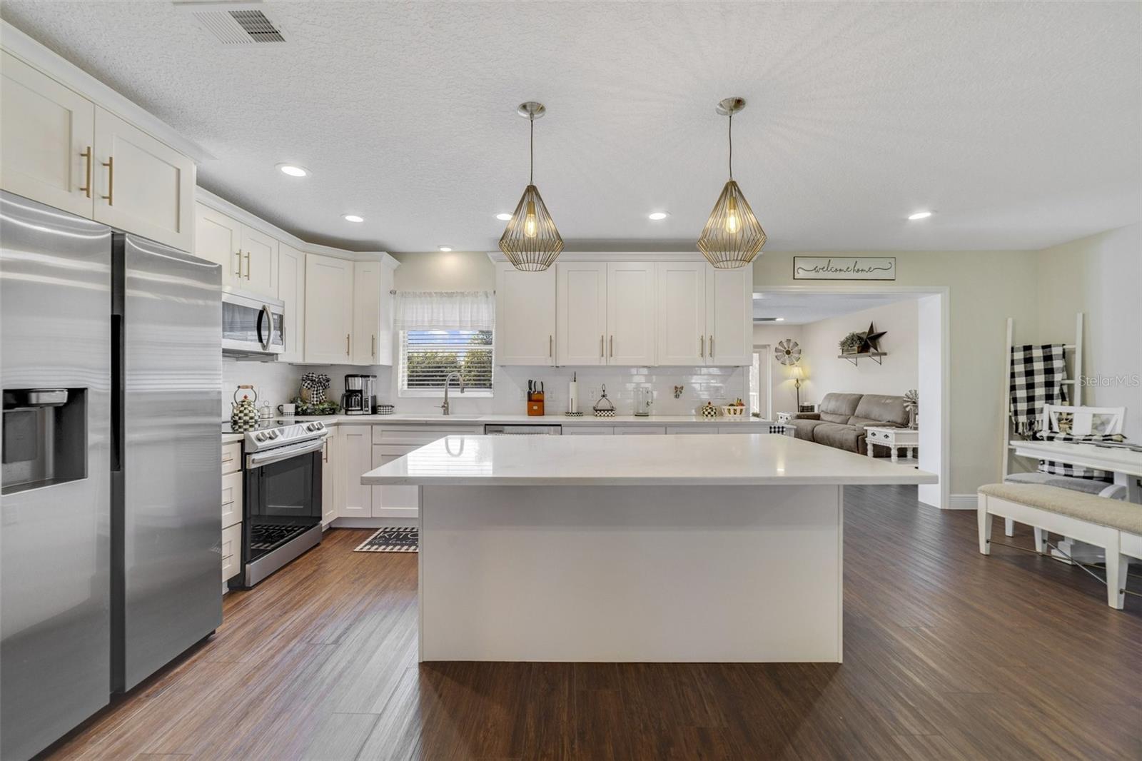 2136 TOPPING PLACE