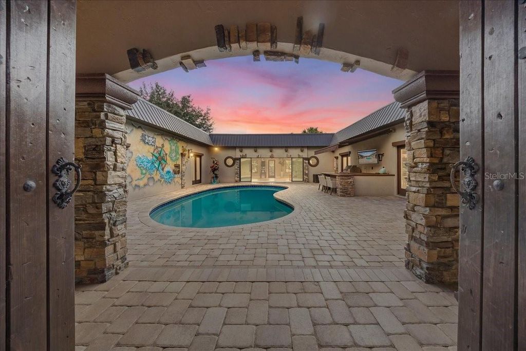 Photo of 452 SE Paradise Point Road, Crystal River, FL 34429 (MLS # O6376601)