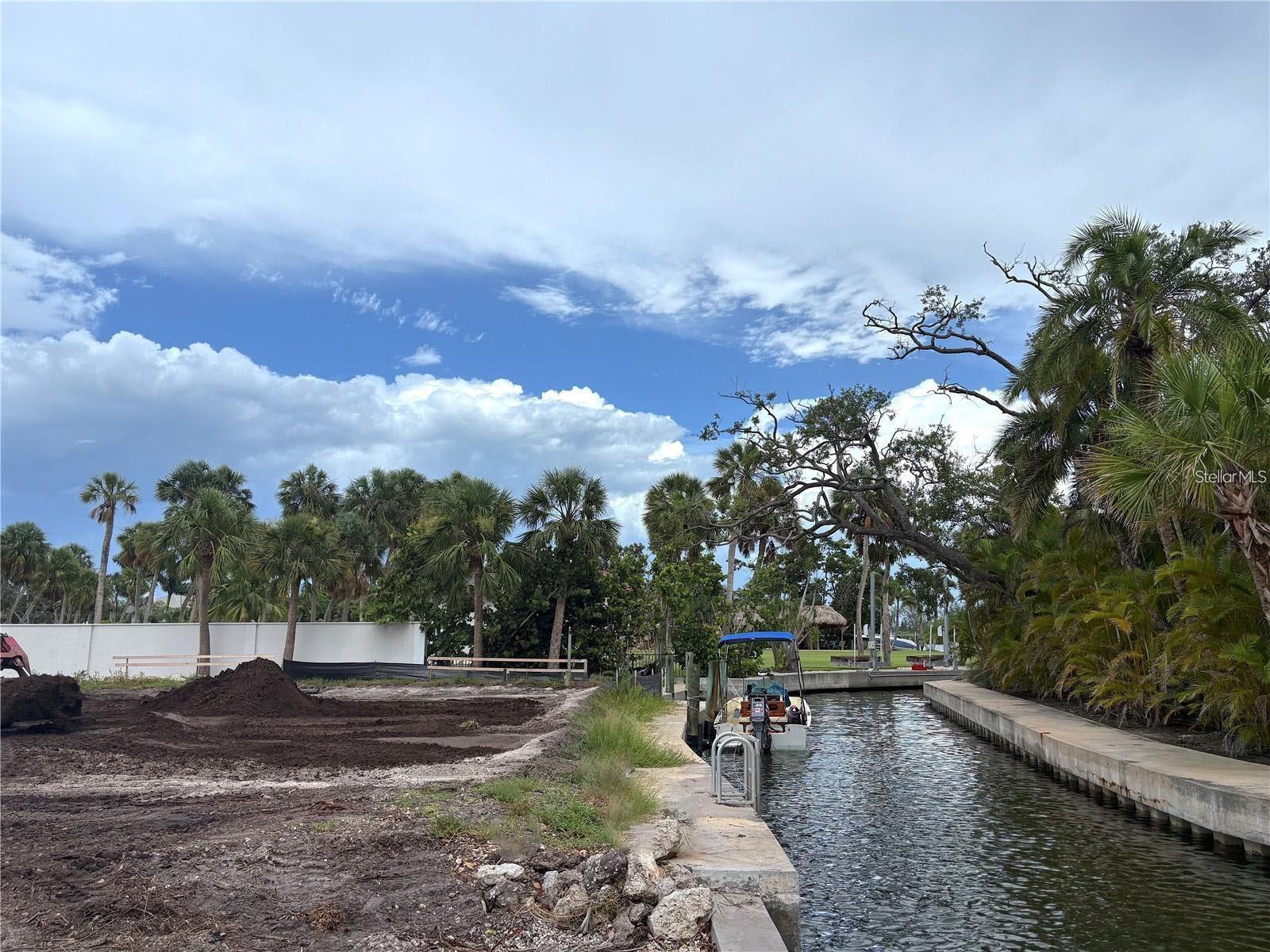 BAY ISLAND - Land