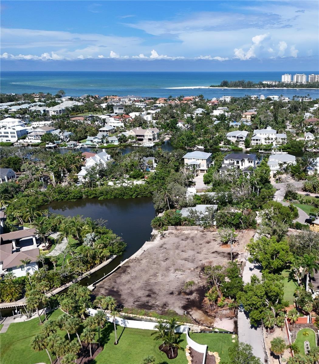 BAY ISLAND - Land