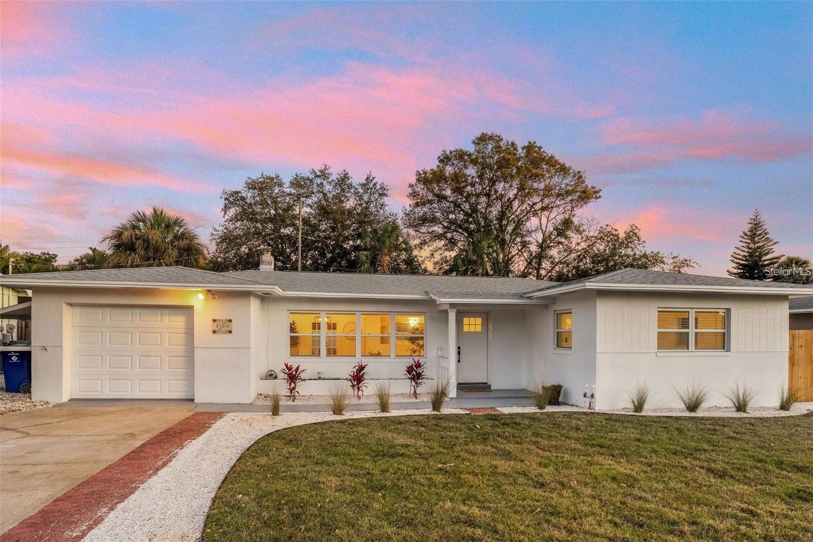 Enjoy this freshly updated home, featuring a newly upgraded modern kitchen, 2 spacious bedrooms, a remodeled bath, a private garage, washer/dryer hookups, and access to a sparkling pool. Clean, comfortable, and move-in ready!
Any questions please call or text Jason