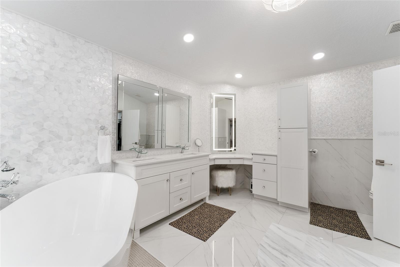 GOLDEN HILLS TURF & COUNTRY CLUB - Residential Lease