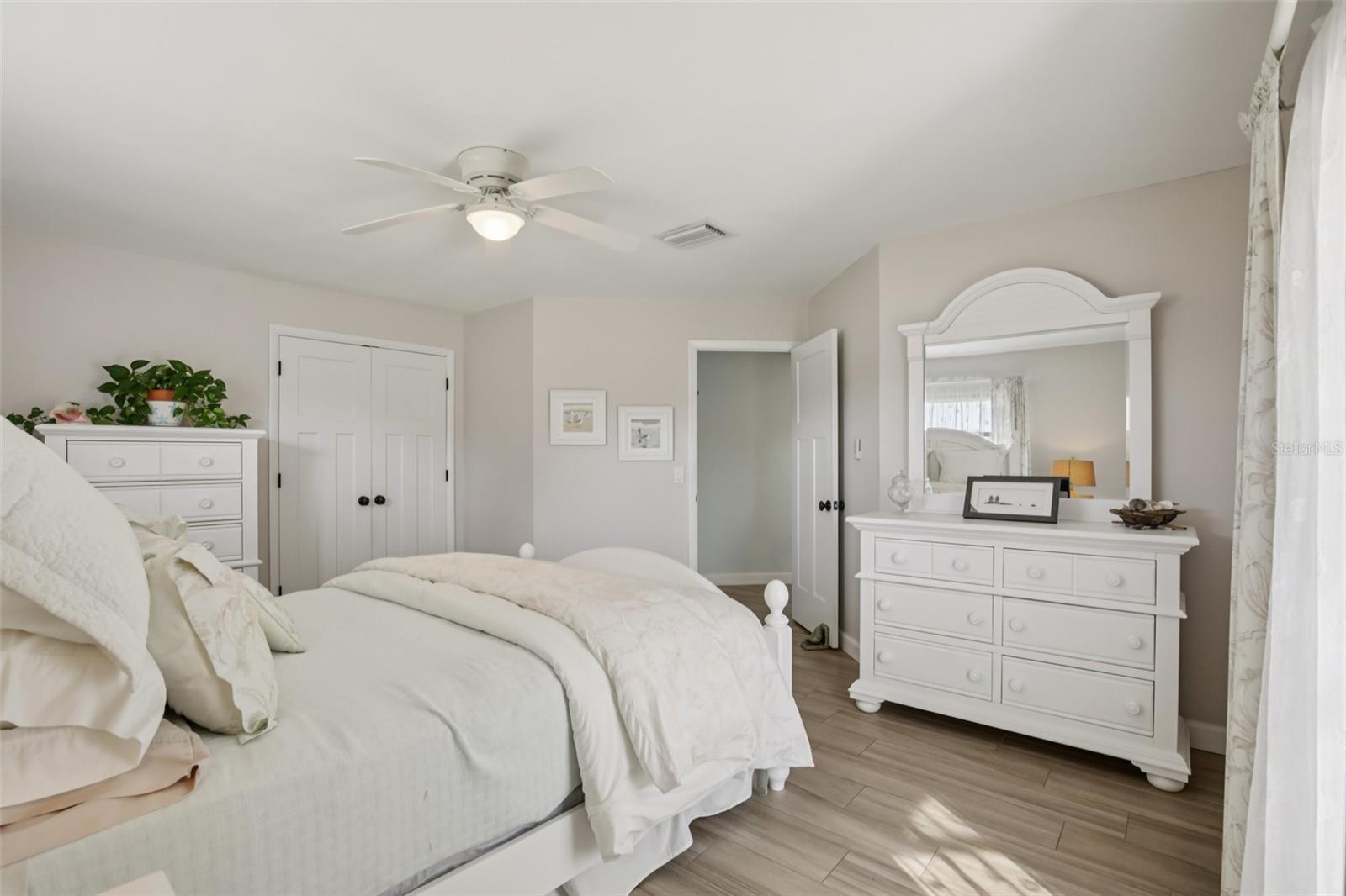 LAUREL HOLLOW - Residential