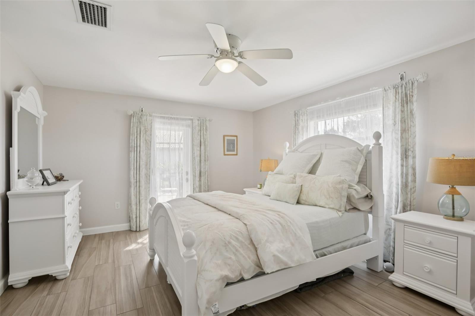 LAUREL HOLLOW - Residential