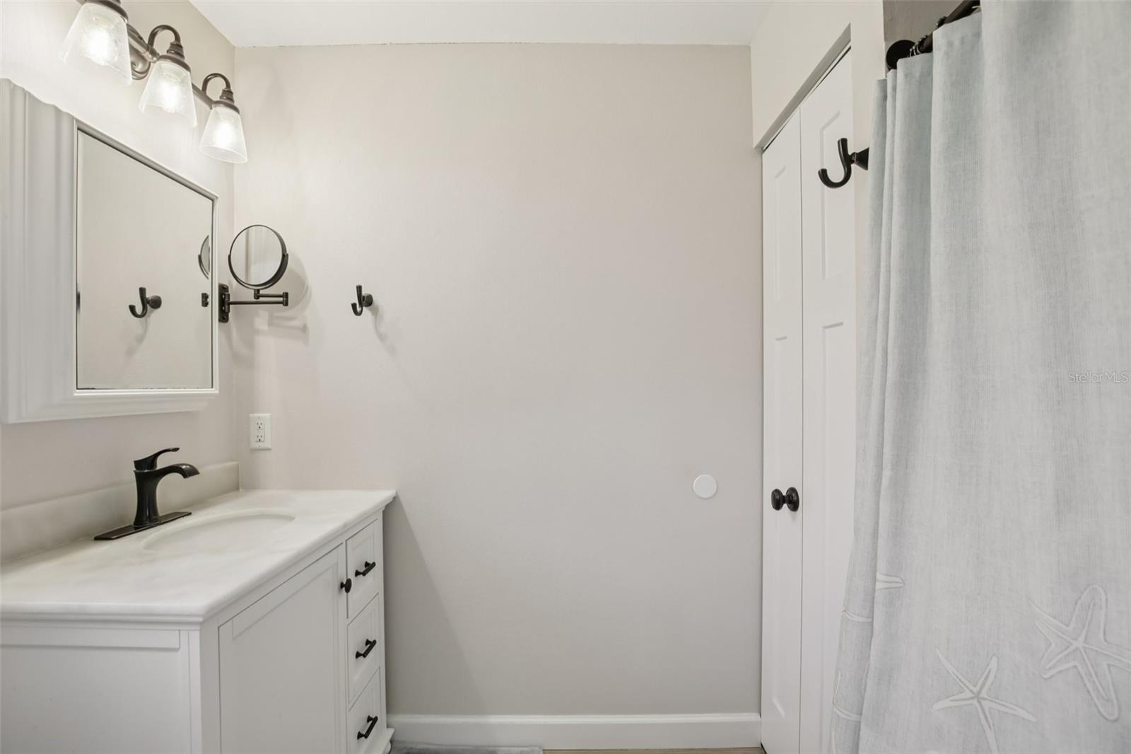 LAUREL HOLLOW - Residential