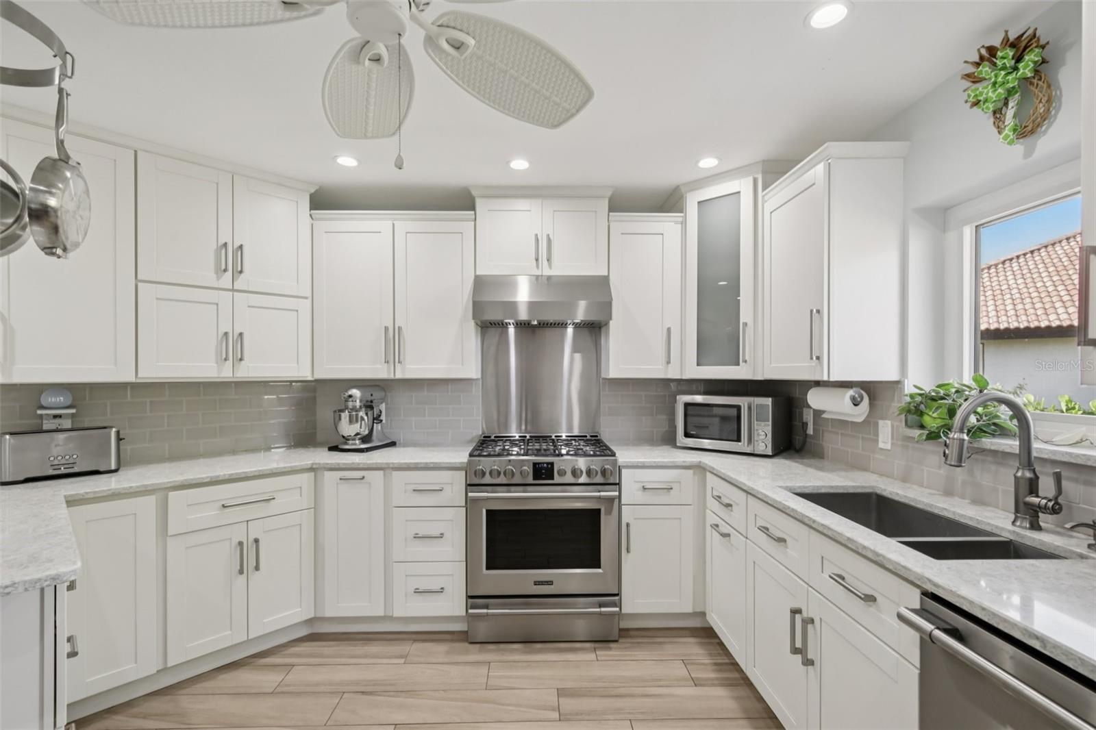 LAUREL HOLLOW - Residential