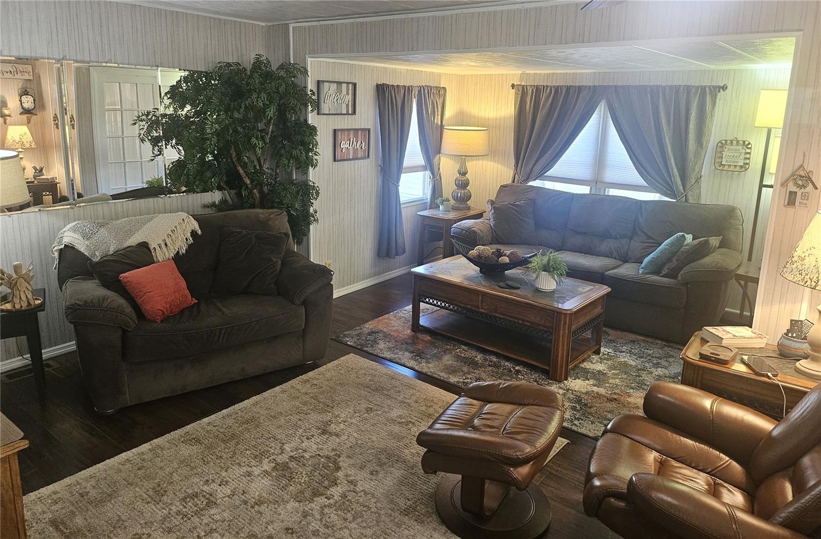 OAKWOOD MANOR - Residential