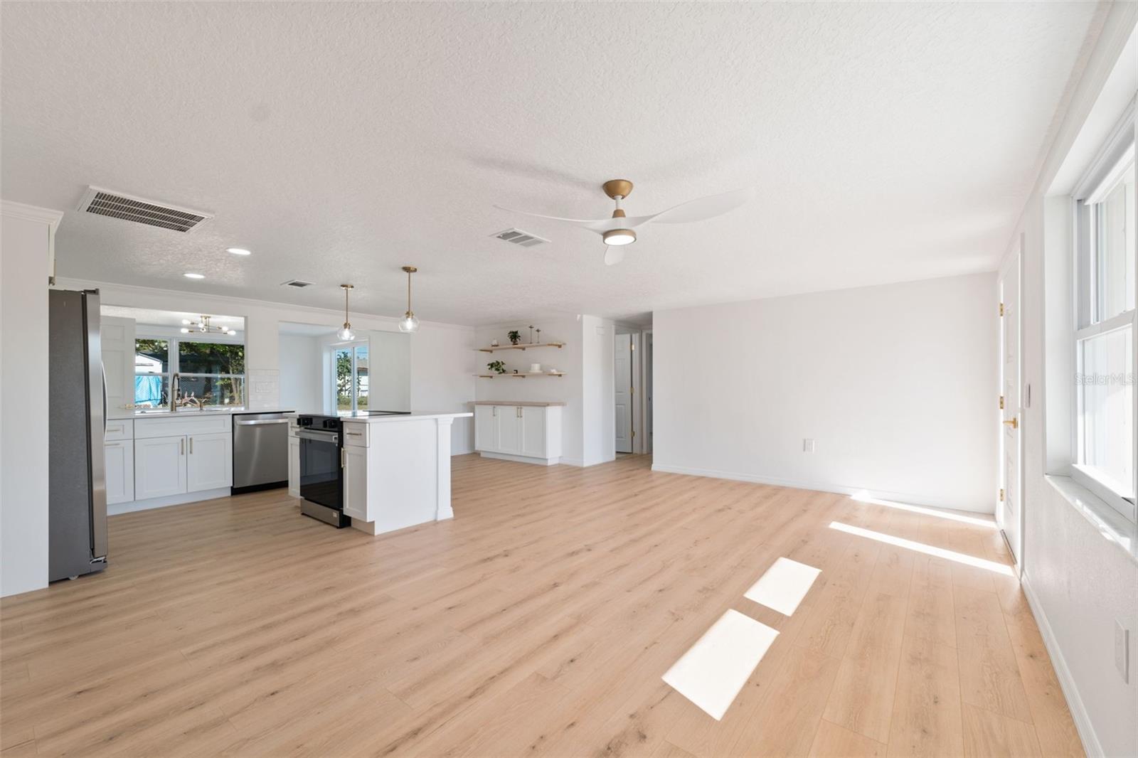 COUNTRY CLUB ESTATES - Residential