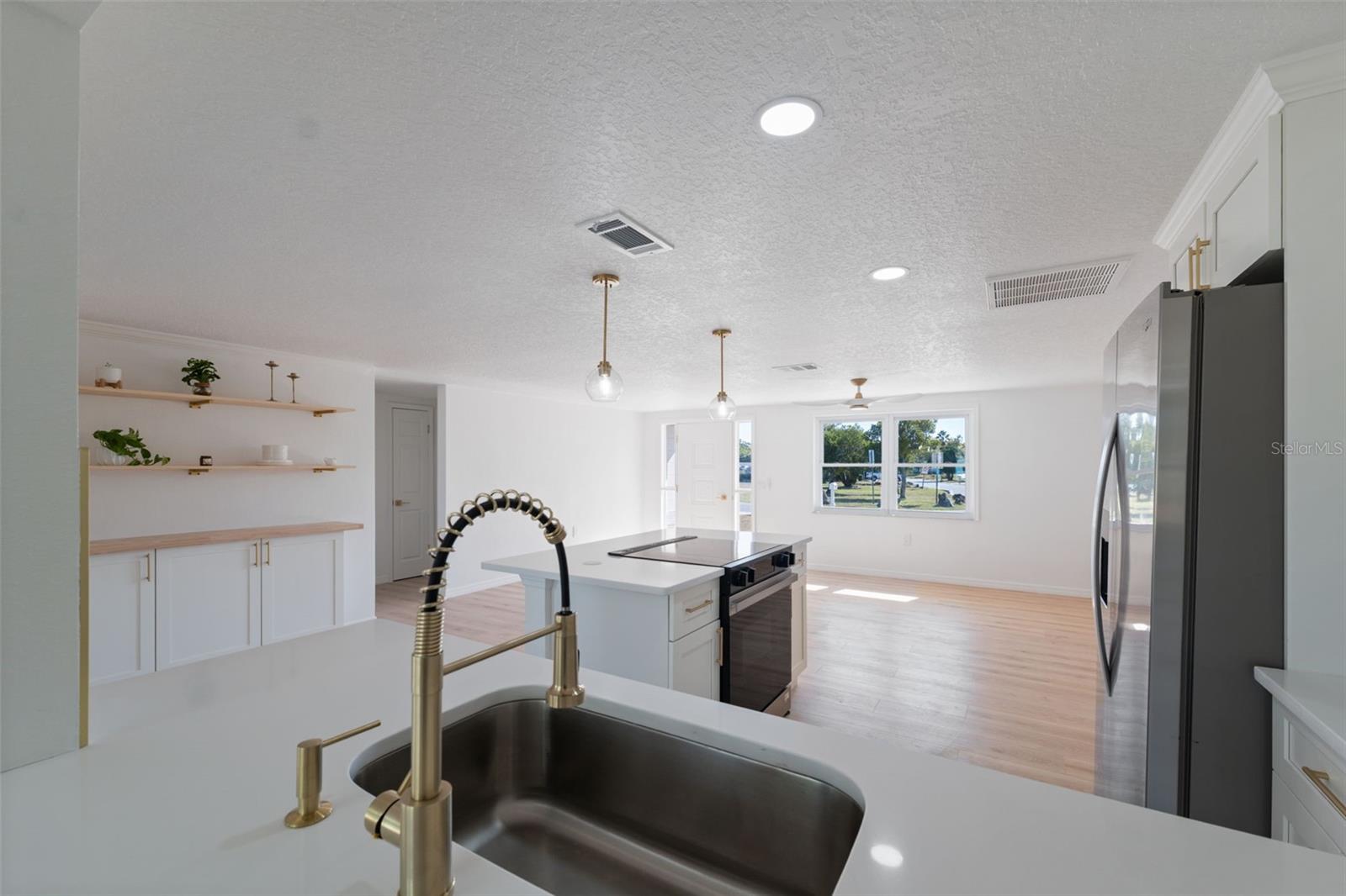 COUNTRY CLUB ESTATES - Residential