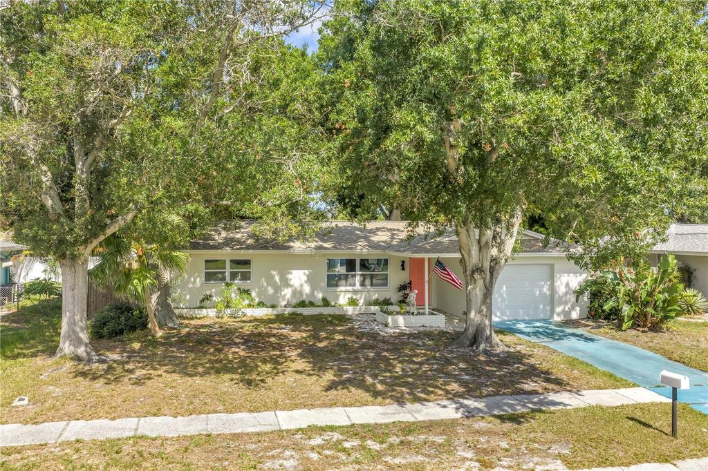 Photo of 11478 Imperial Grove Drive E, Largo, FL 33774 (MLS # TB8521942)