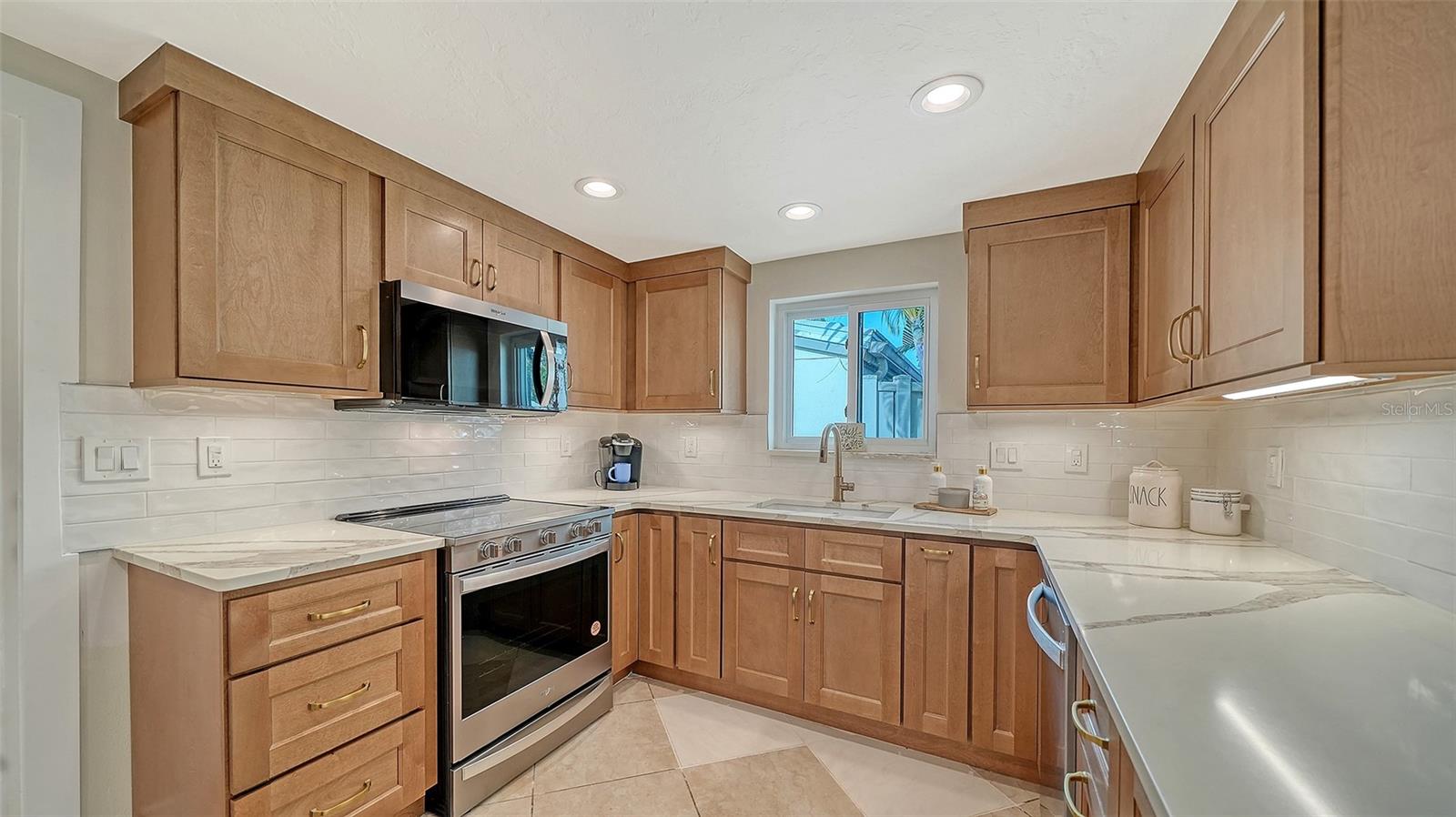 WHISPERING SANDS - Residential