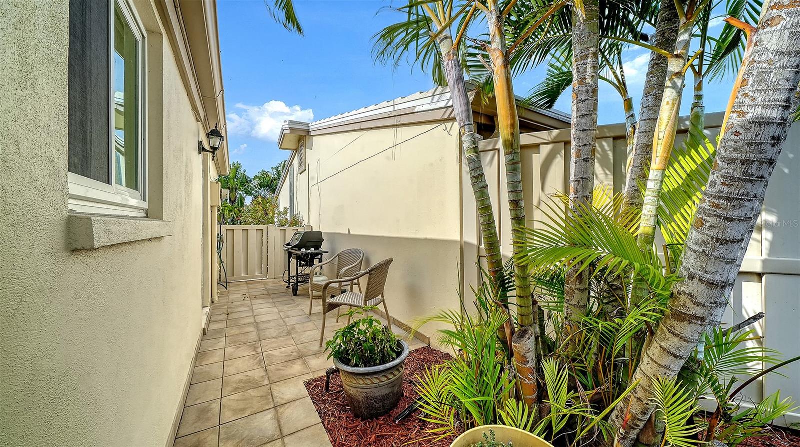 WHISPERING SANDS - Residential