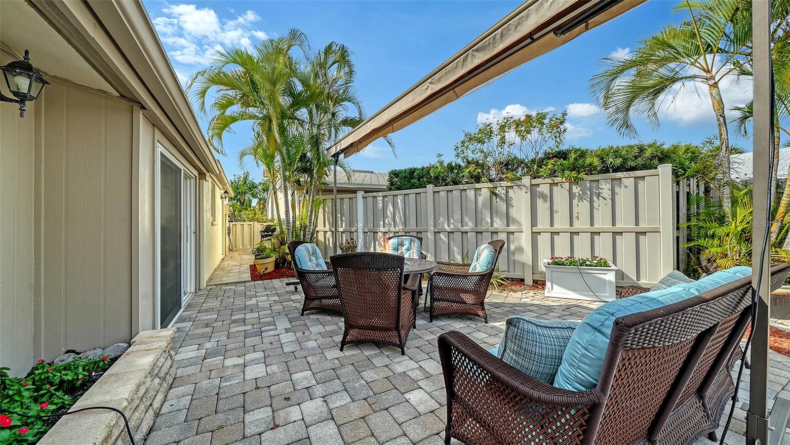 WHISPERING SANDS - Residential