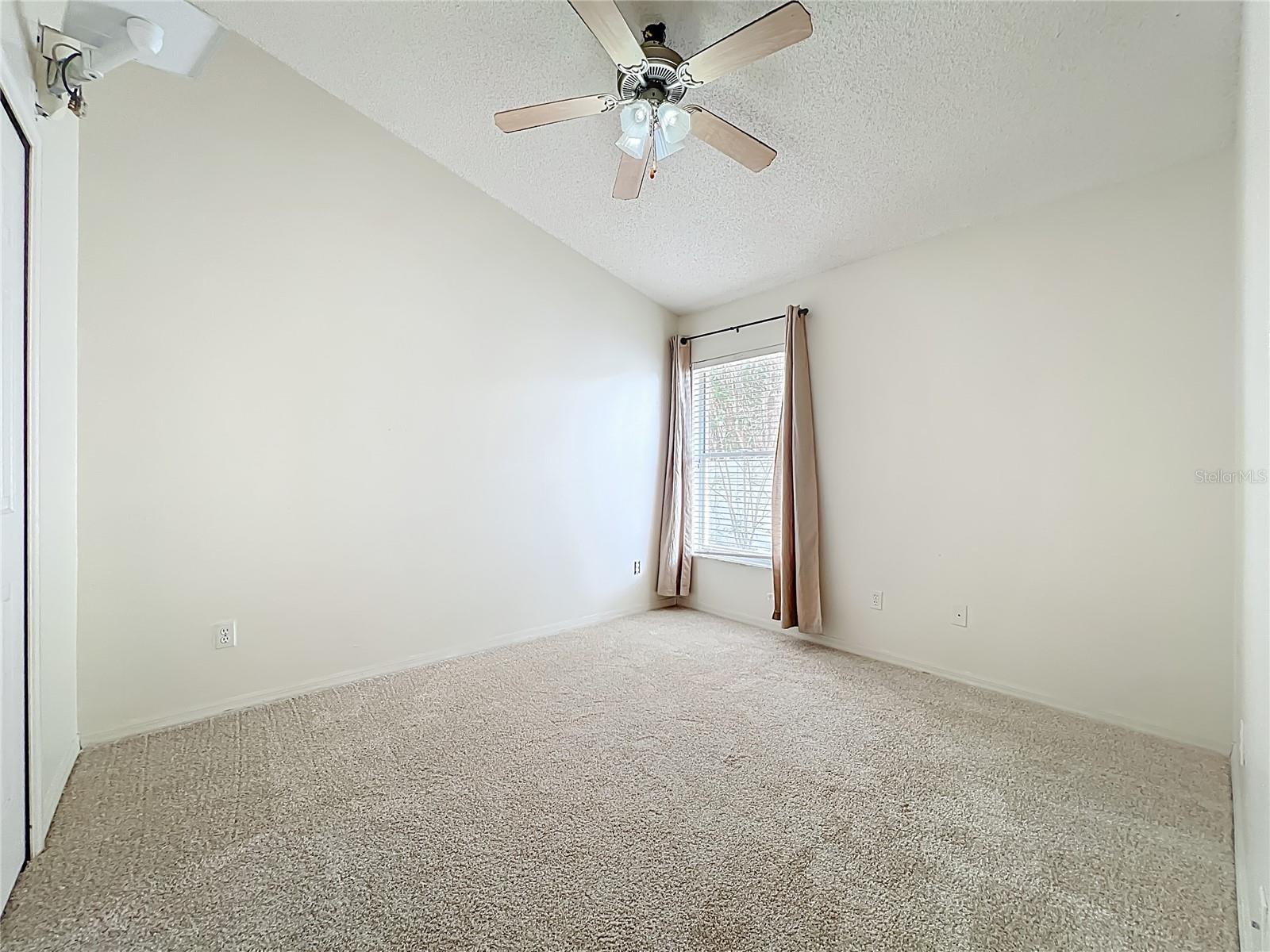 COUNTRY CHASE - Residential