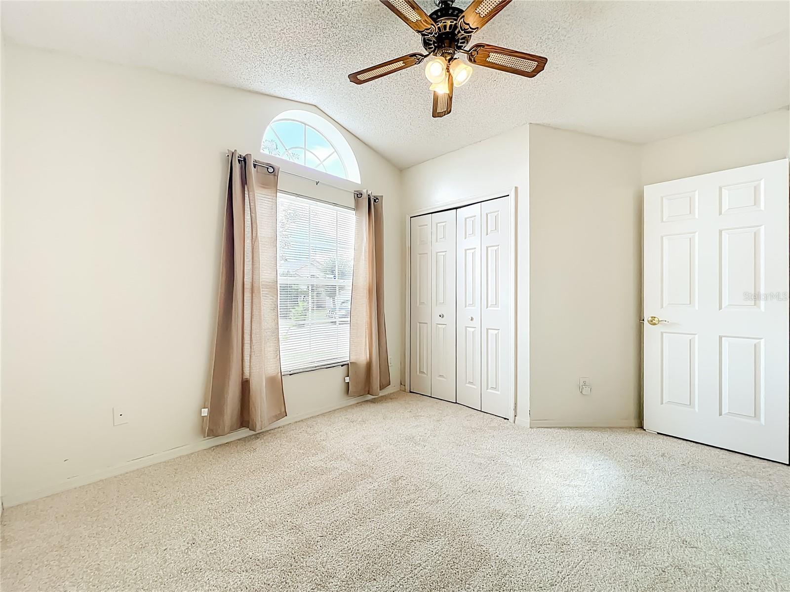 COUNTRY CHASE - Residential