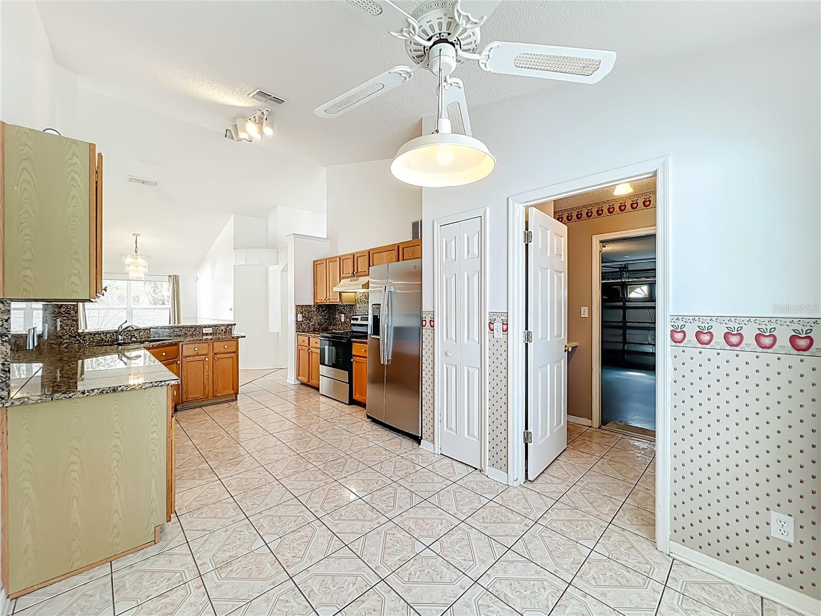 COUNTRY CHASE - Residential