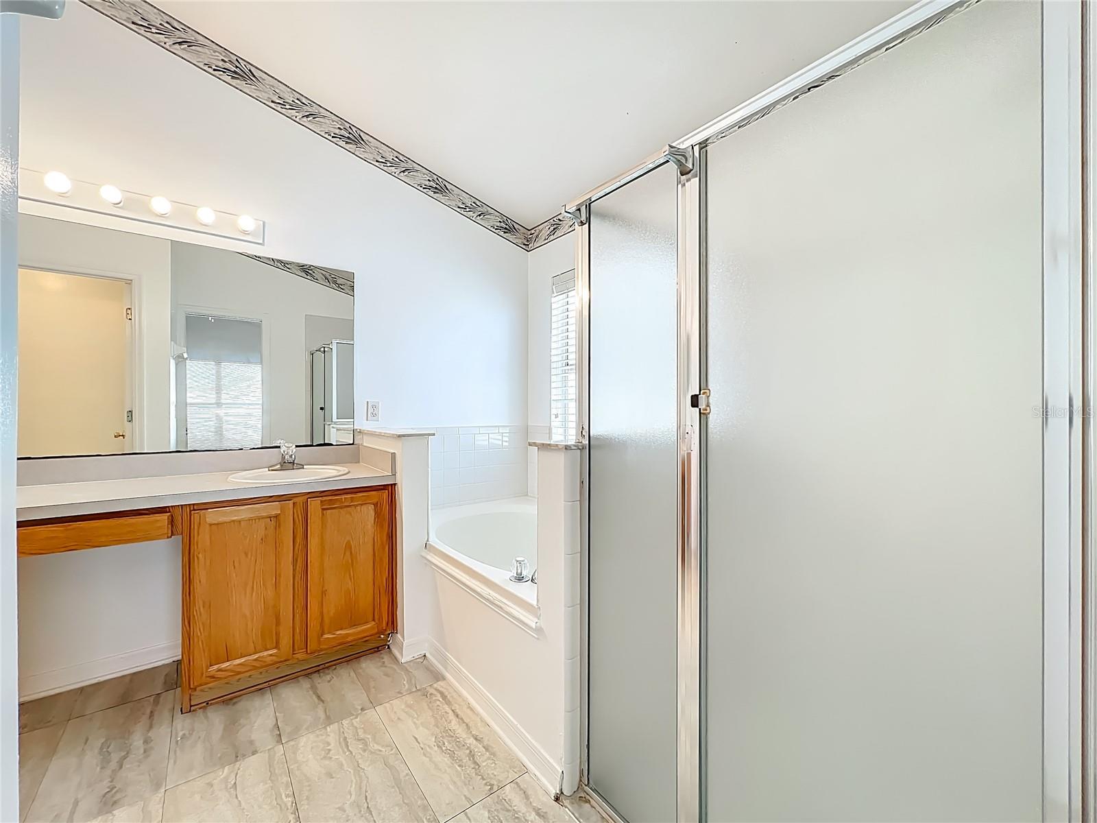 COUNTRY CHASE - Residential