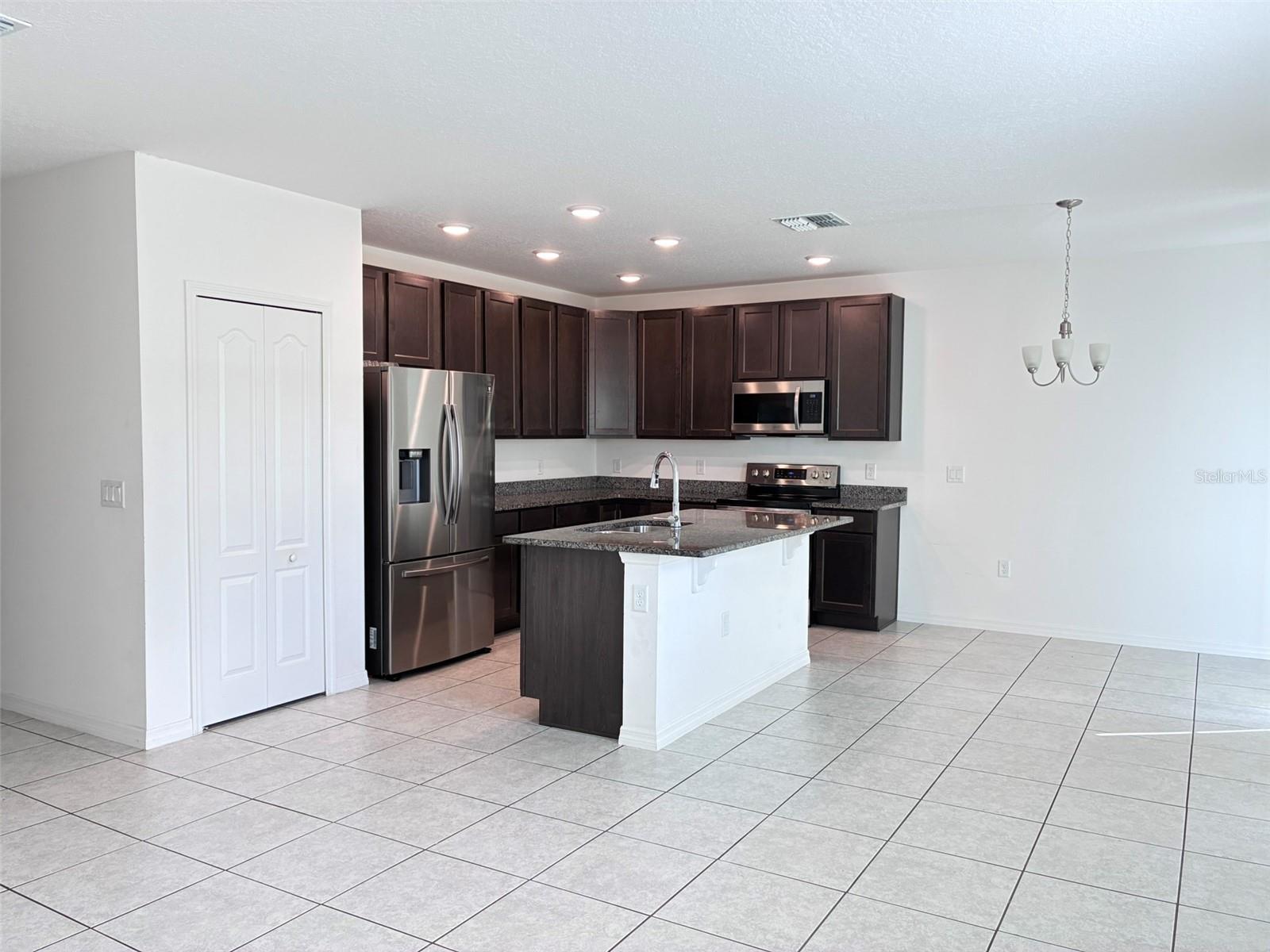 MALLORY SQUARE-PH 2 - Residential Lease