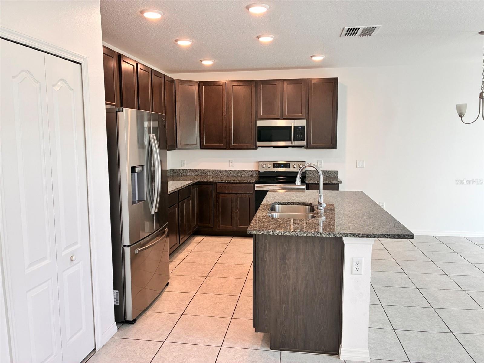 MALLORY SQUARE-PH 2 - Residential Lease