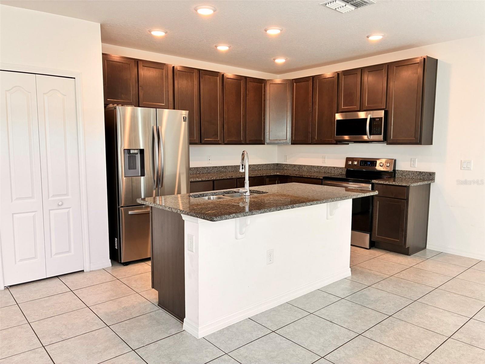 MALLORY SQUARE-PH 2 - Residential Lease