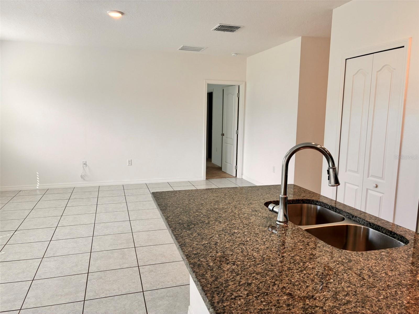 MALLORY SQUARE-PH 2 - Residential Lease