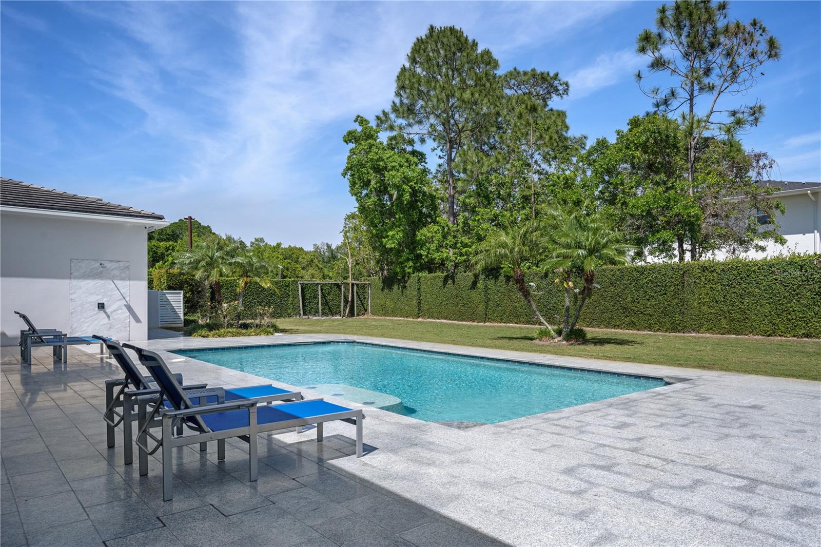 MILLIONAIRES ROW - Residential