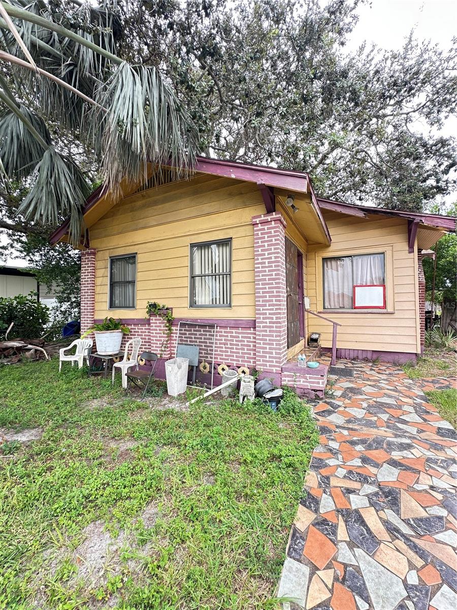 **EXCELLENT REDEVELOPMENT OR REMODEL OPPORTUNITY IN THE WAREHOUSE ARTS DISTRICT** Zoned IT - Traditional. Another lot nearby sold for $300k, making this a great deal! Steps away from well known art studios such as Studio 521, Zen Glass Studio, DMG Gallery, and The WareHouse event space. Also in walking distance to the shops and restaurants in Grand Central and very close to downtown St. Pete. Come be a part of the revitalization that is taking place in this neighborhood before prices continue to climb.