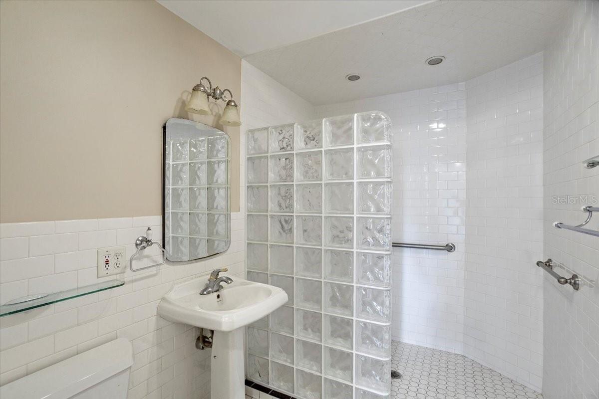 ROACH SUB - Residential Lease