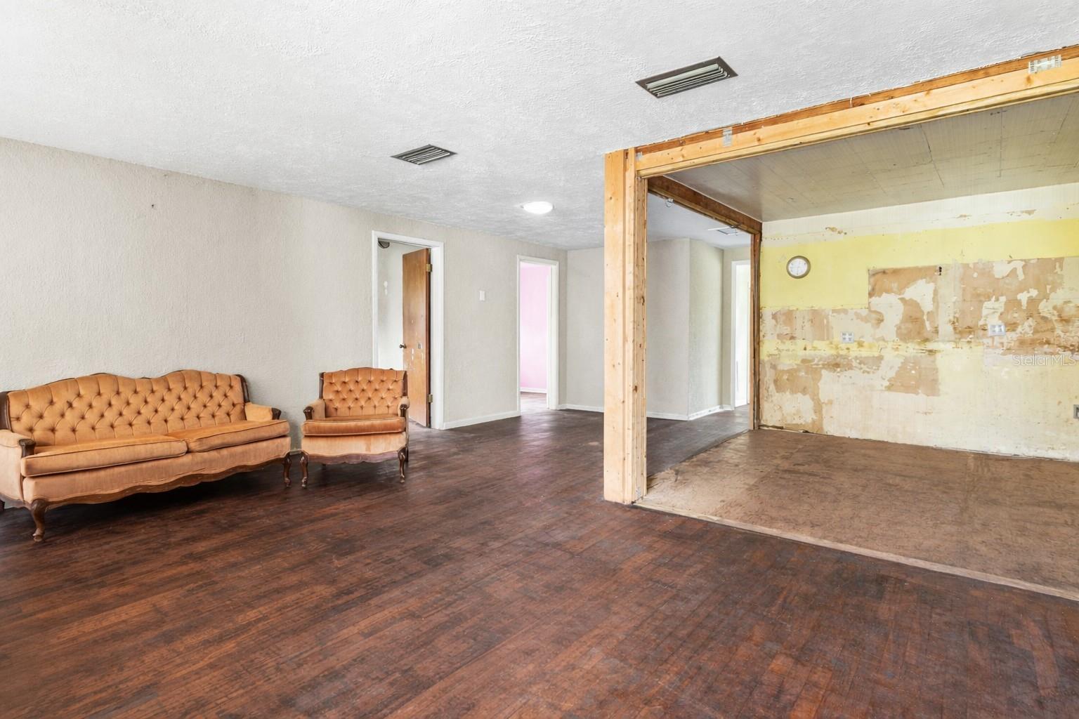 4402 W LANCASTER STREET