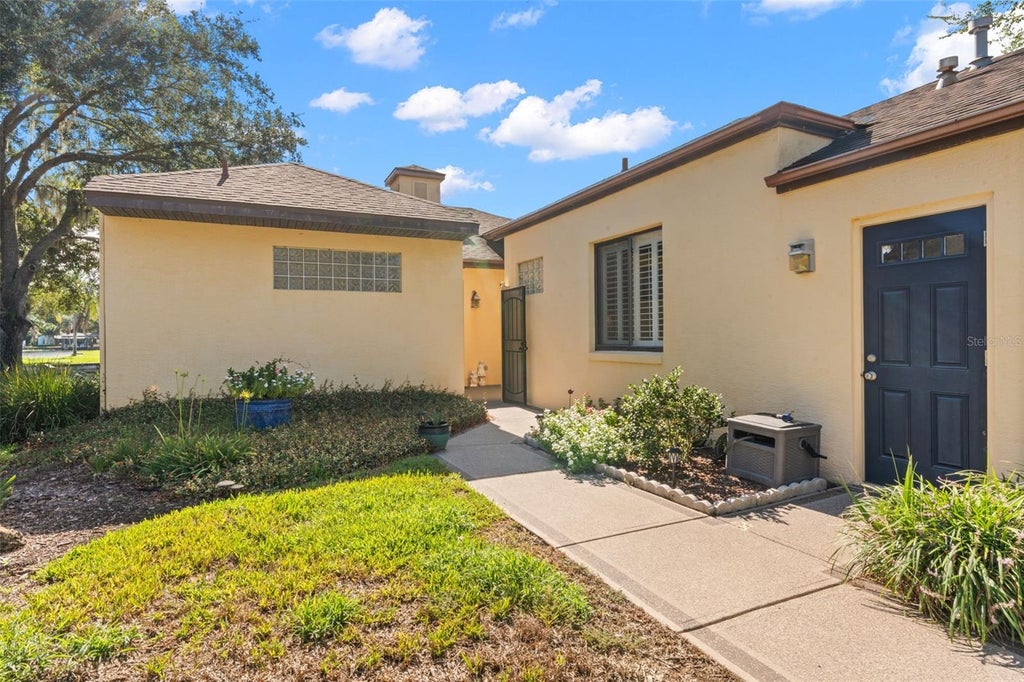 Photo of 814 Palm Harbor Court, Leesburg, FL 34748 (MLS # O6439054)