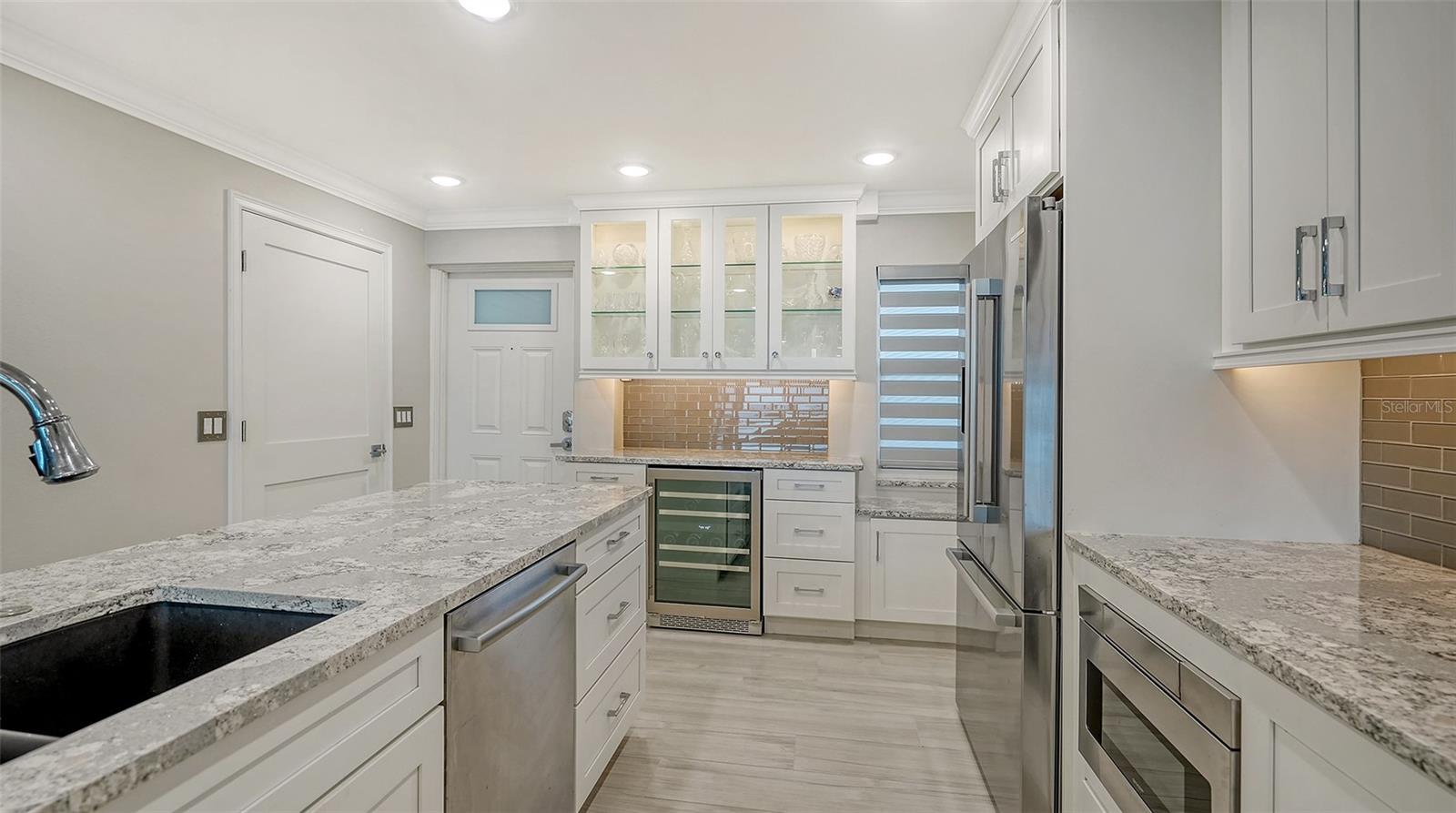 WHISPERING SANDS - Residential