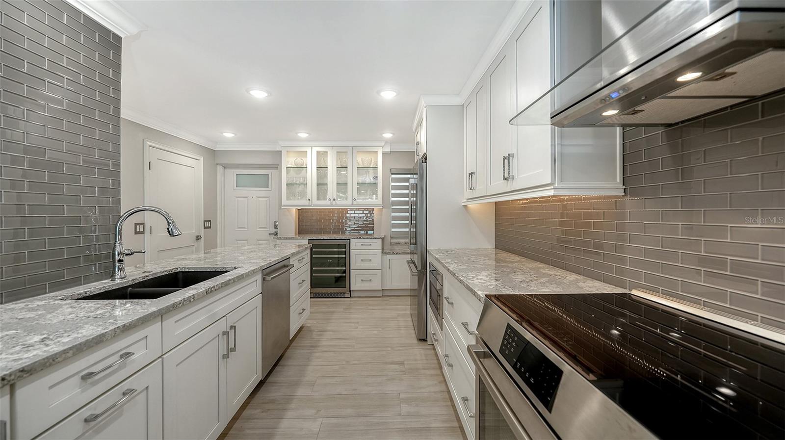 WHISPERING SANDS - Residential
