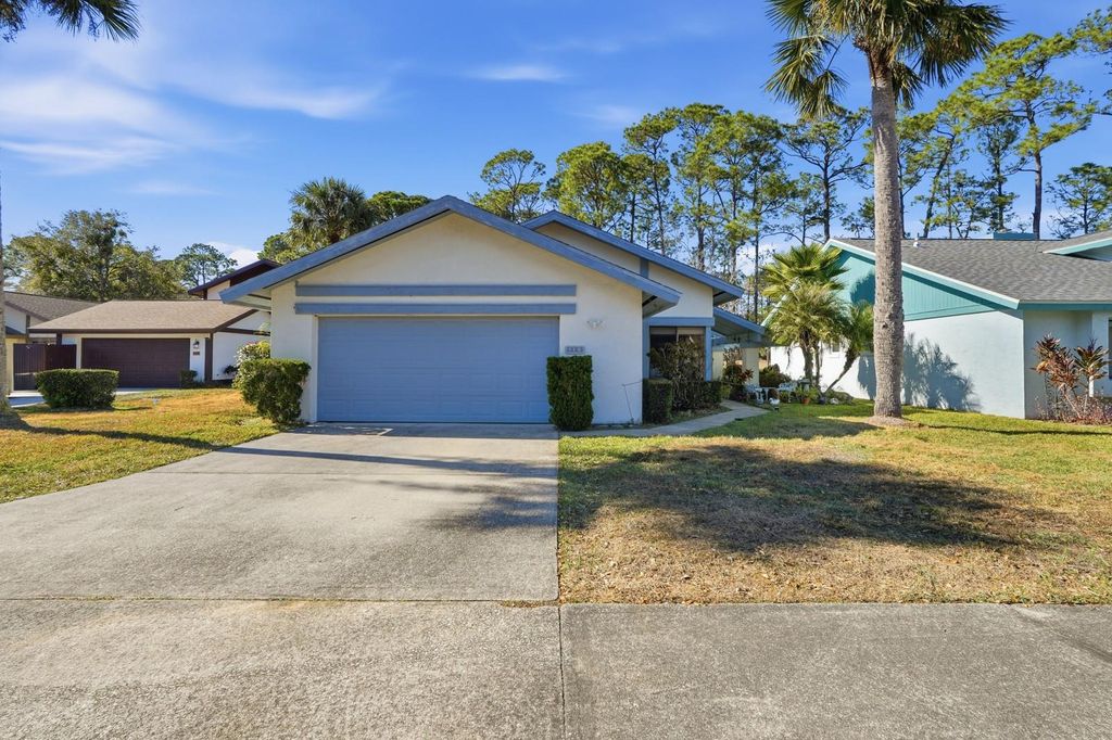 Photo of 118 Meadowbrook Circle, Daytona Beach, FL 32114 (MLS # V4947171)