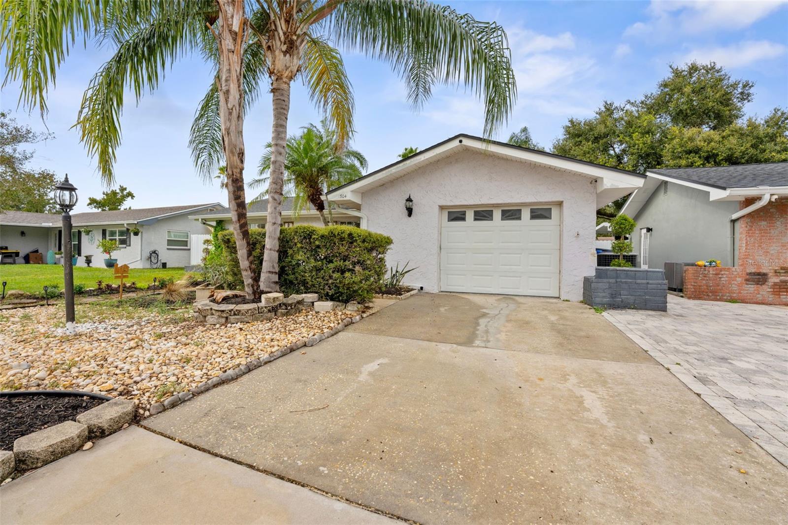 1704 HIBISCUS CIRCLE S