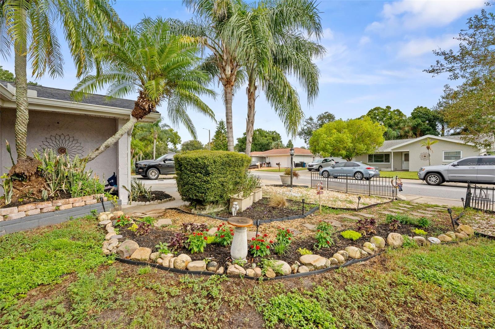 1704 HIBISCUS CIRCLE S