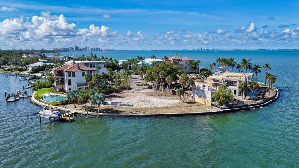 Photo of 305 S Shore Drive S, Sarasota, FL 34234 (MLS # A4697091)