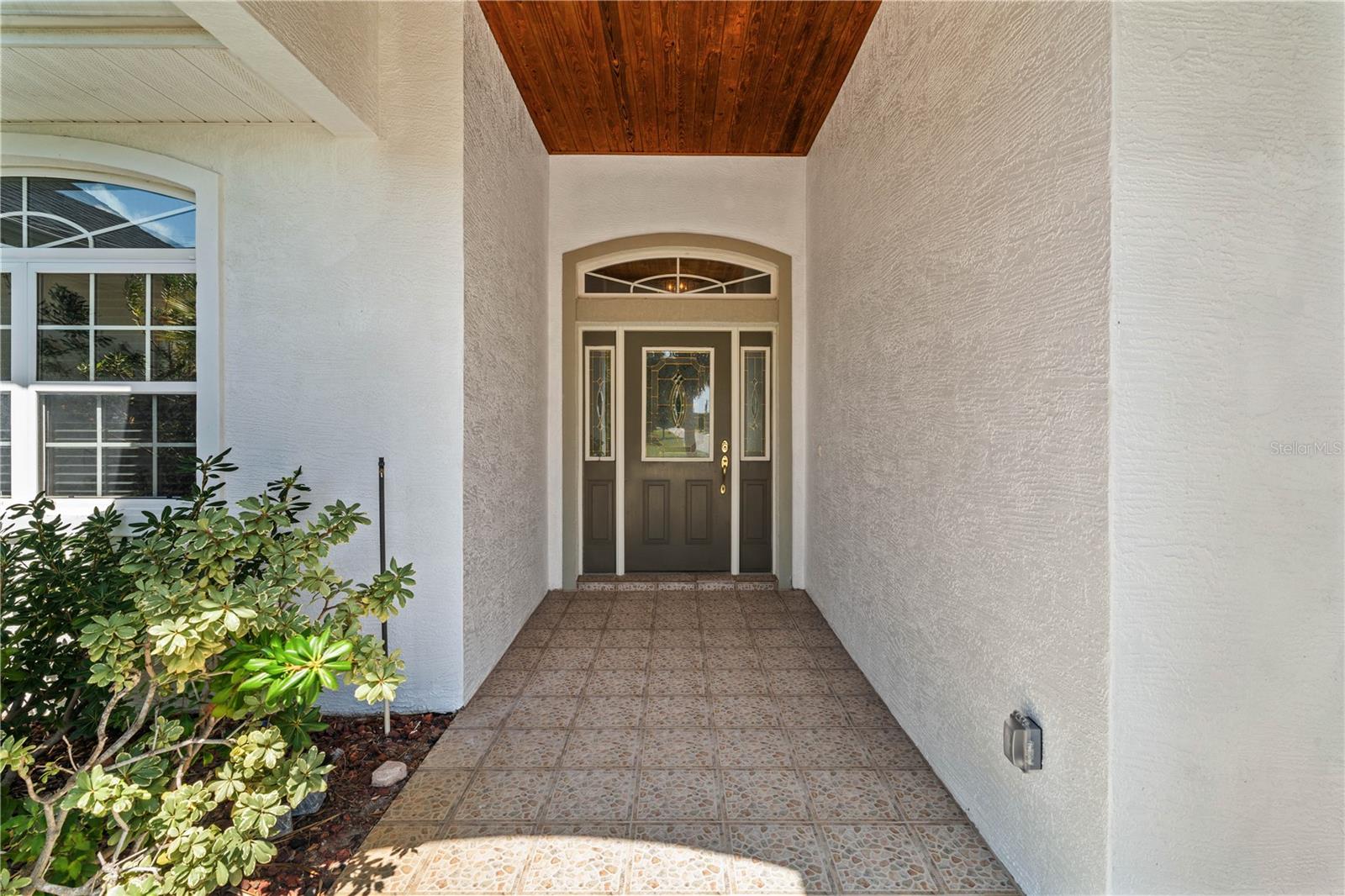 7 CHRISTOPHER COURT N