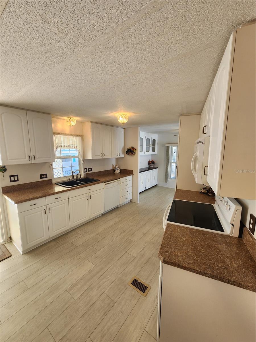 PALM LAKE ESTATES - Residential