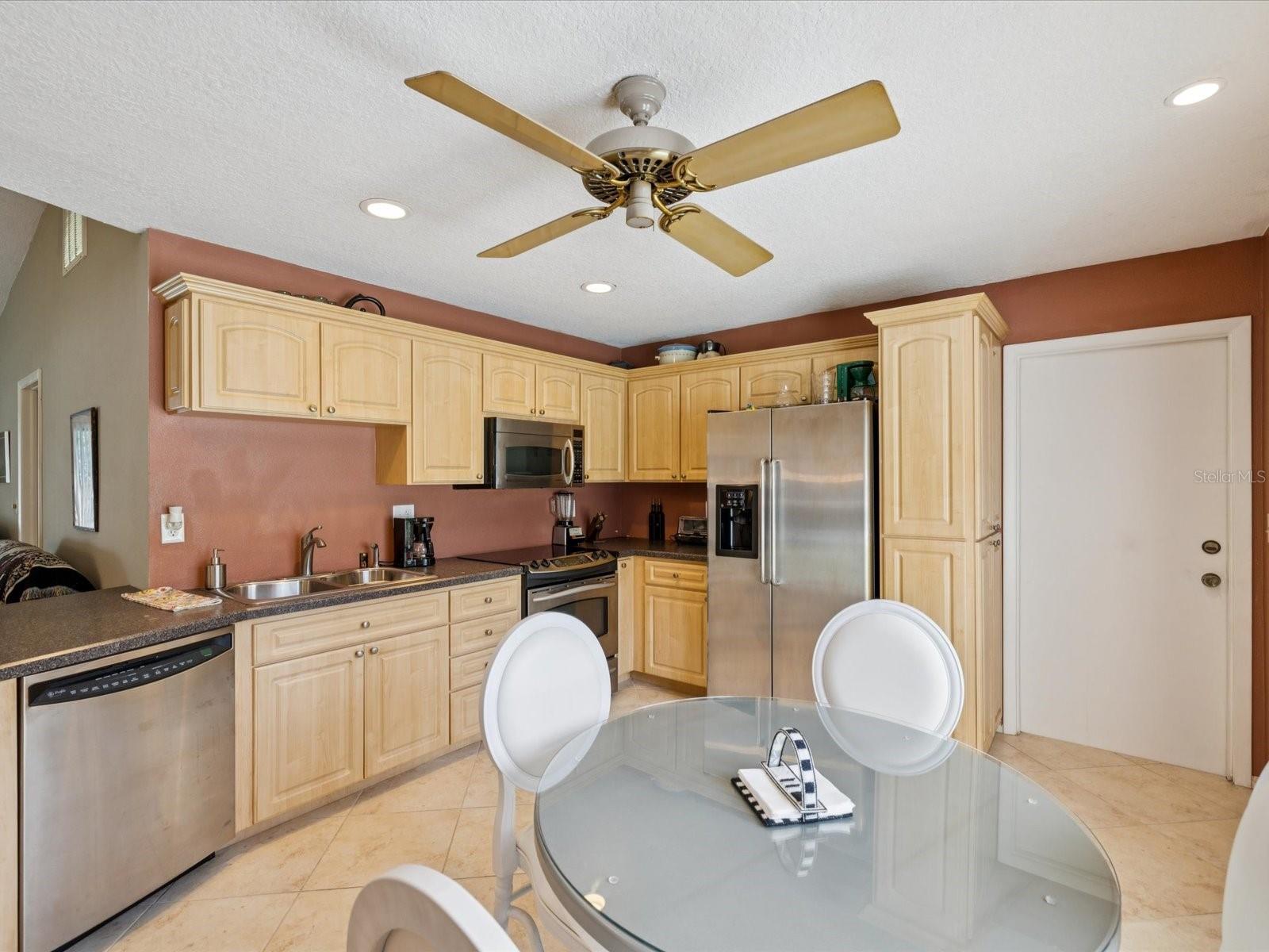 827 CREEKSIDE LANE