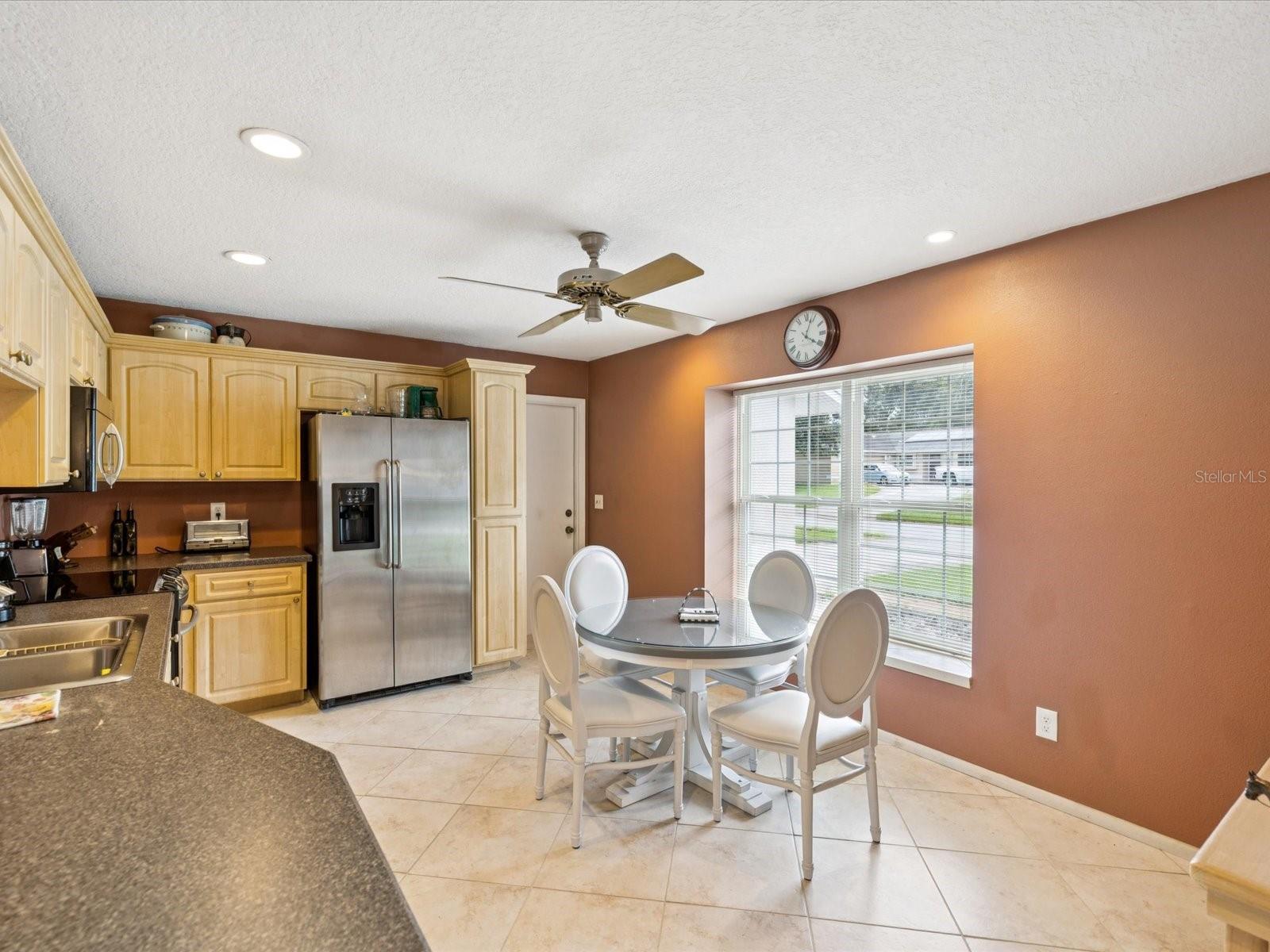 827 CREEKSIDE LANE
