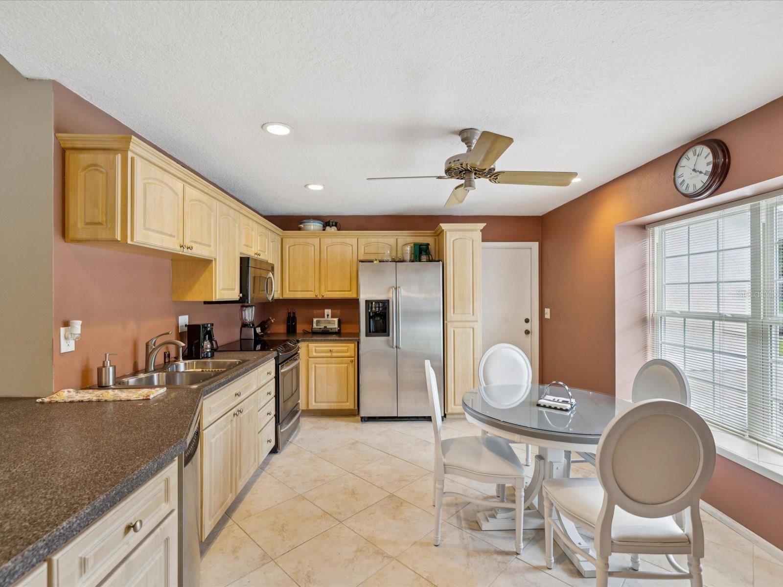 827 CREEKSIDE LANE