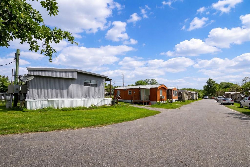 Photo of 15992 W Colonial Drive, Oakland, FL 34787 (MLS # O6395167)