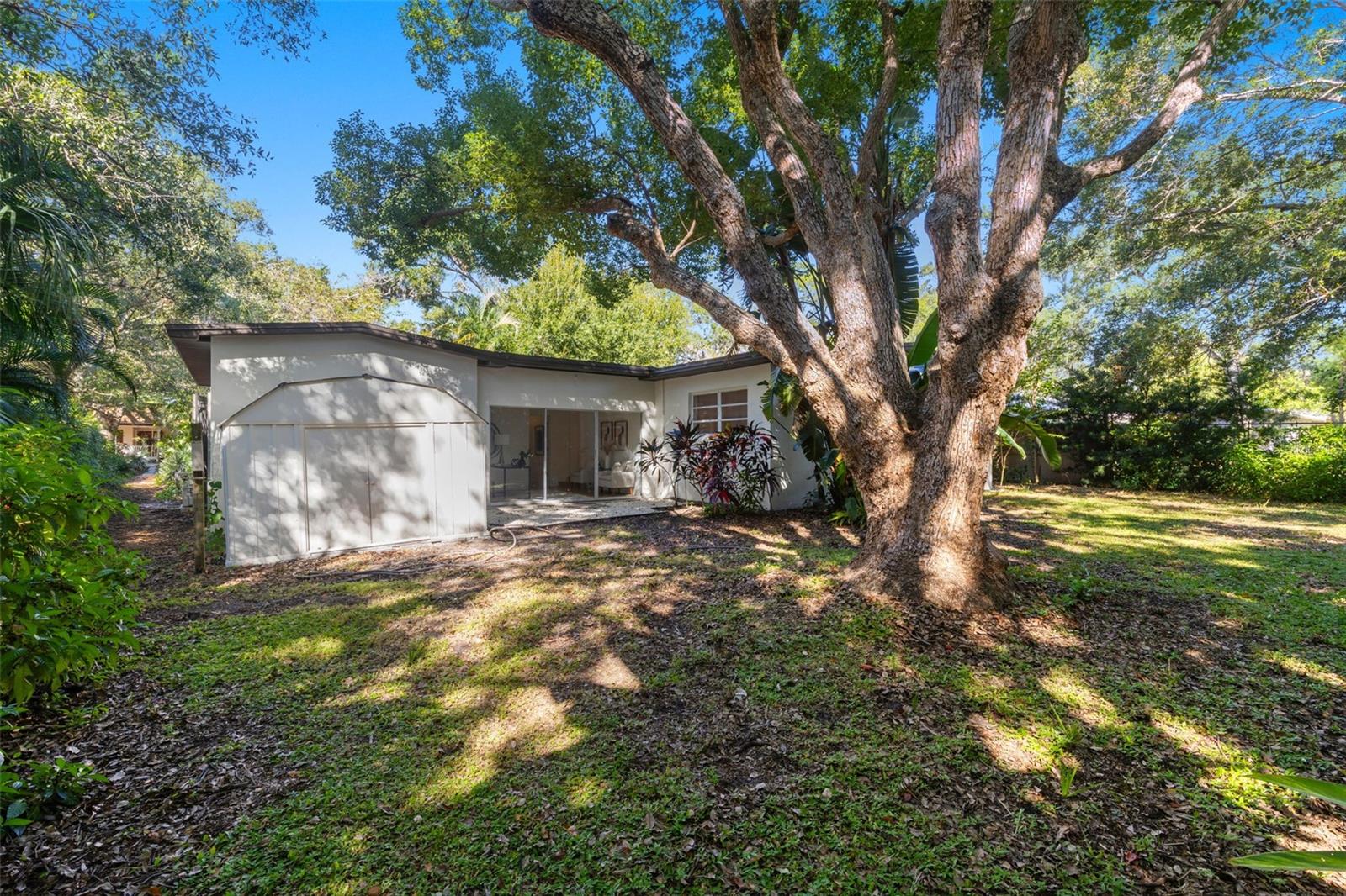 VELMA MANOR - Residential