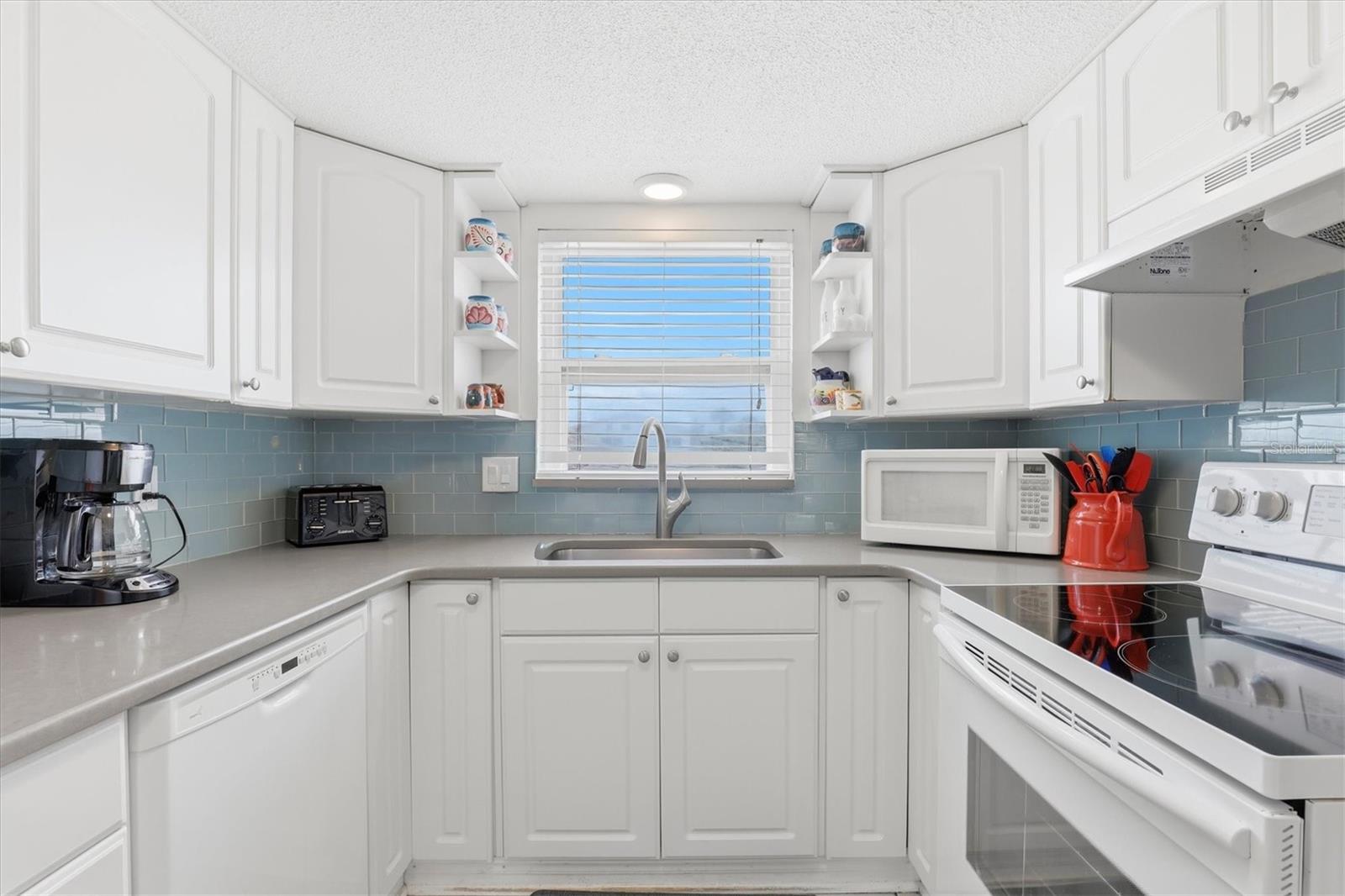 WAVES THE CONDO - Residential