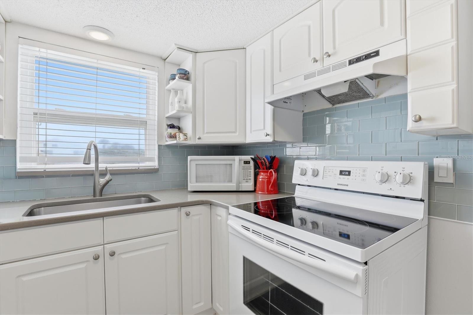 WAVES THE CONDO - Residential