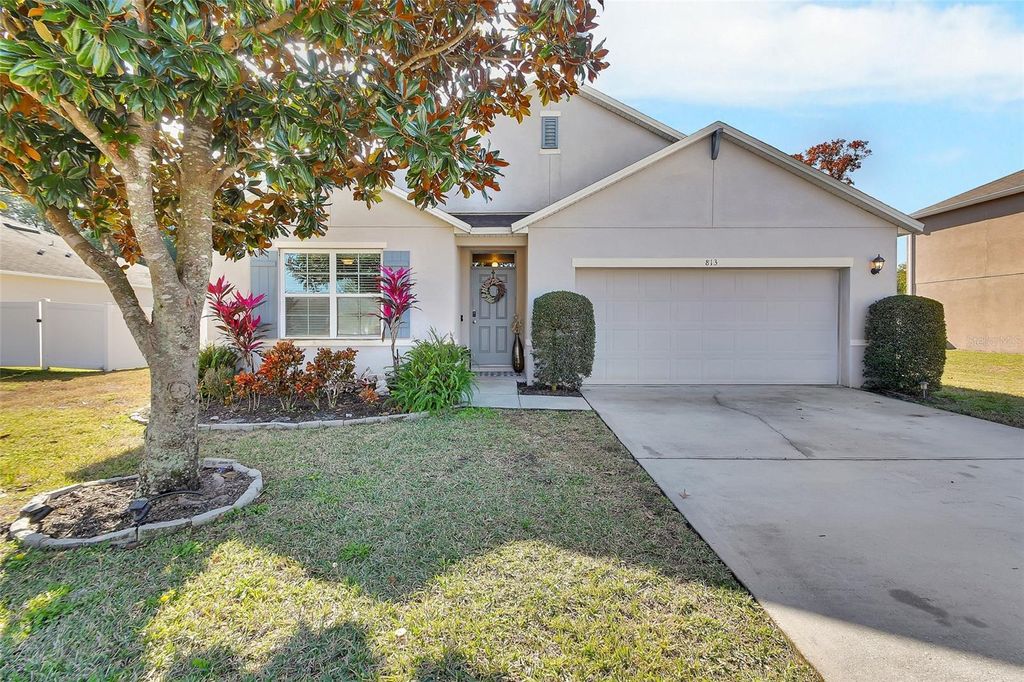 Photo of 813 Oak Hollow Loop, Deland, FL 32724 (MLS # V4946584)