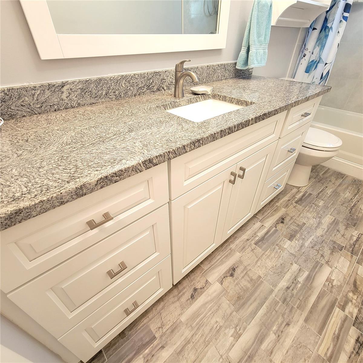 LAKES UNIT I THE - Residential