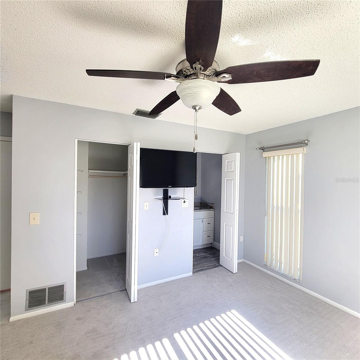 LAKES UNIT I THE - Residential