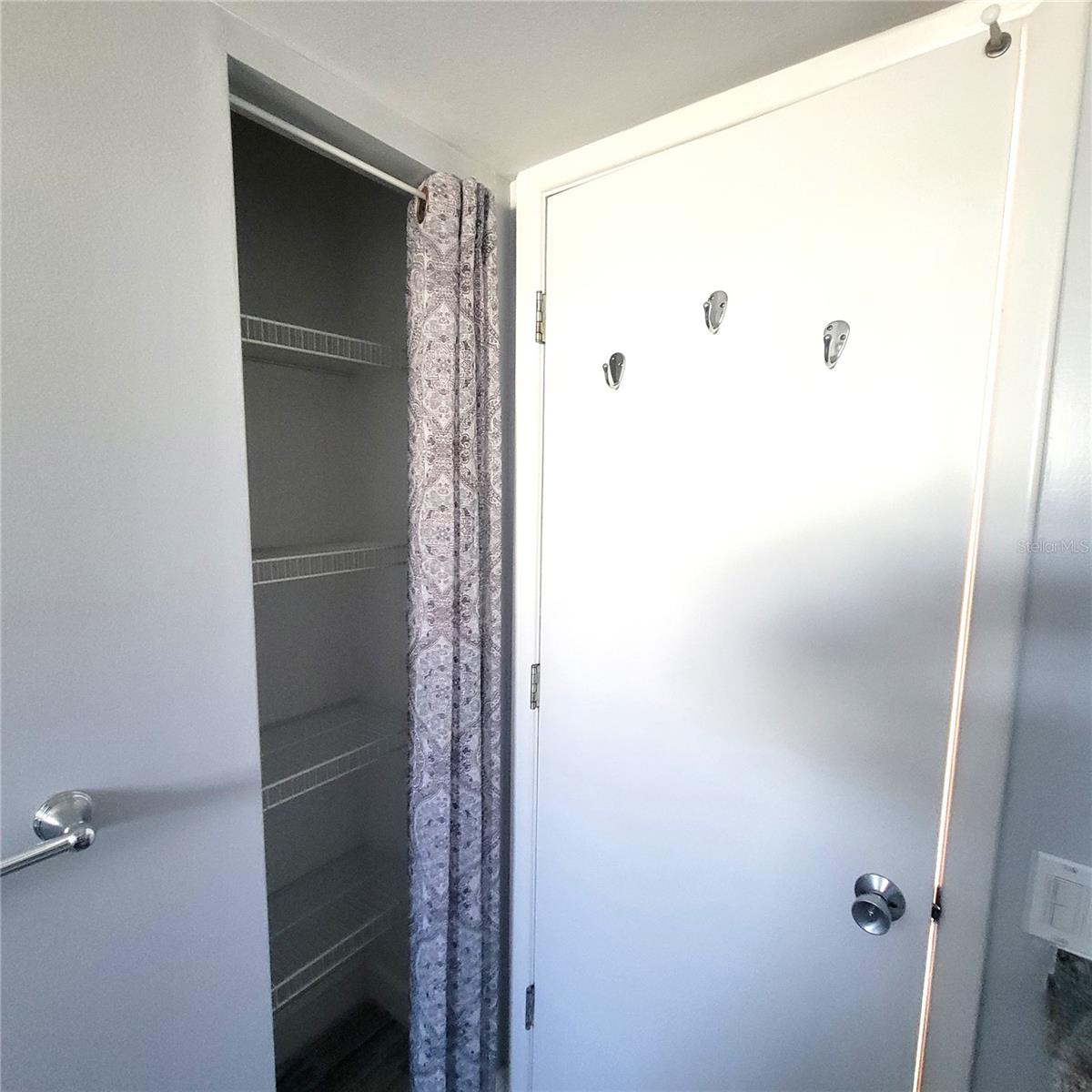 LAKES UNIT I THE - Residential